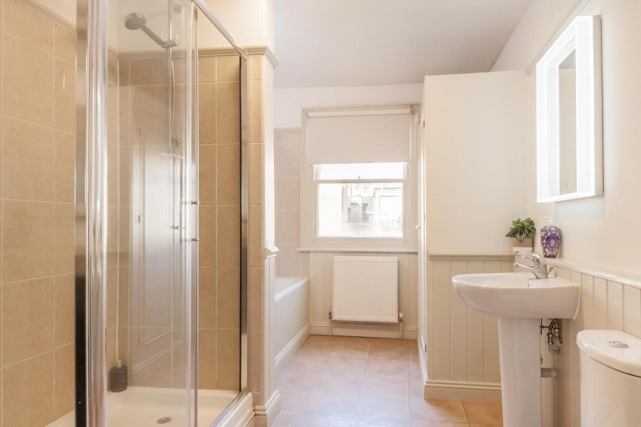City Centre Stunning House-Roman Baths - 3Min Walk - 4 Bedrooms Buitenkant foto